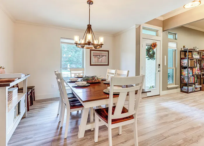 Gorgeous San Marco Home W/ Patio & Grill!